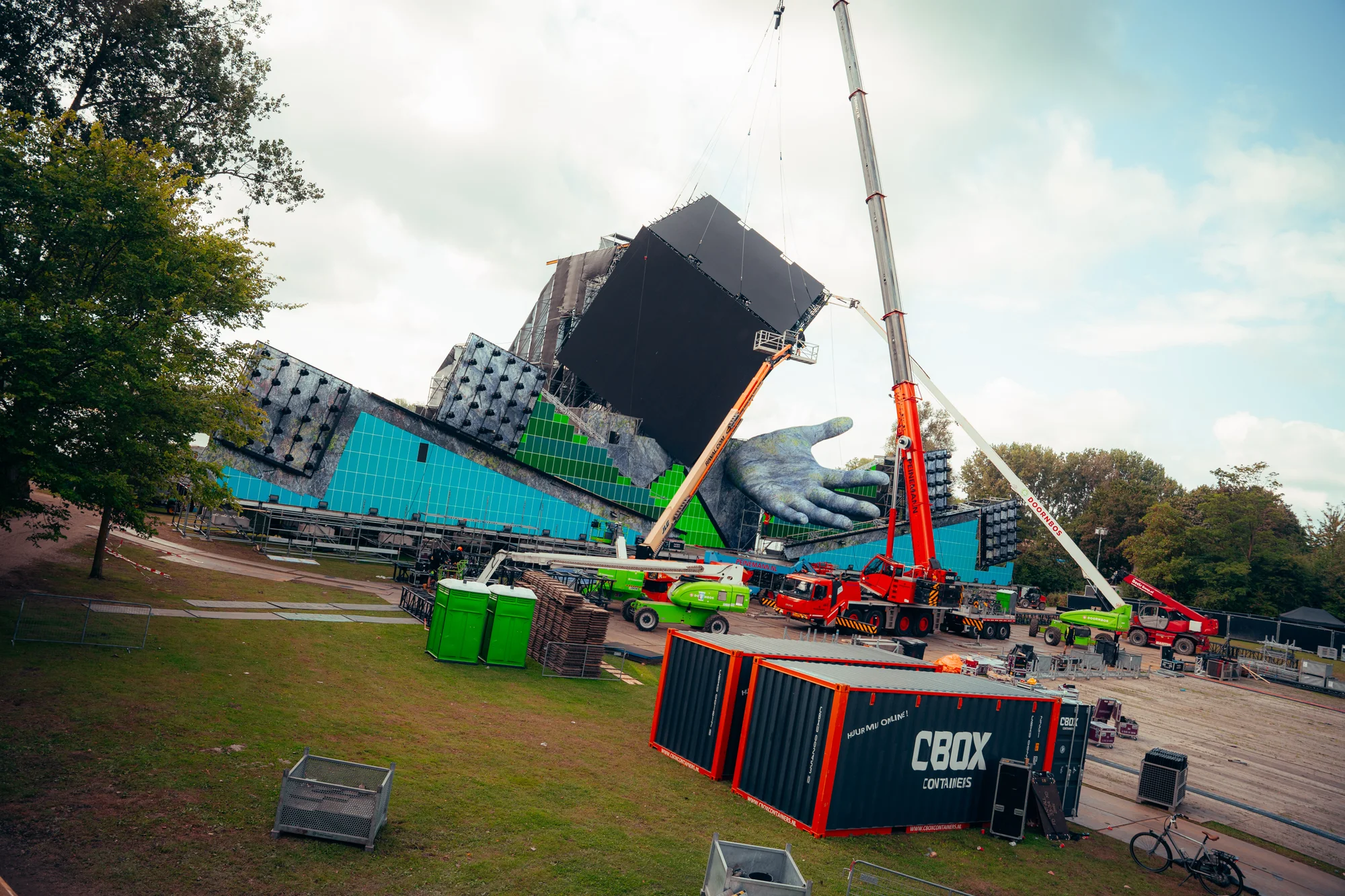 CBOX storage and reefer containers during the build-up of Mysteryland